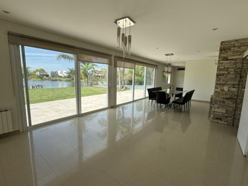 CASA EN VENTA DE 5 AMBIENTES A LA LAGUNA CANTON NORTE