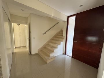 CASA EN VENTA DE 5 AMBIENTES A LA LAGUNA CANTON NORTE