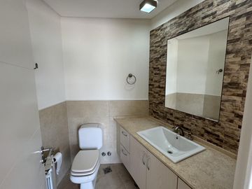 CASA EN VENTA DE 5 AMBIENTES A LA LAGUNA CANTON NORTE