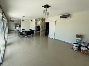 CASA EN VENTA DE 5 AMBIENTES A LA LAGUNA CANTON NORTE