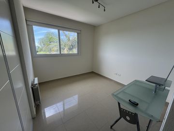 CASA EN VENTA DE 5 AMBIENTES A LA LAGUNA CANTON NORTE