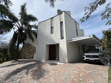 CASA EN VENTA DE 5 AMBIENTES A LA LAGUNA CANTON NORTE