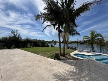 CASA EN VENTA DE 5 AMBIENTES A LA LAGUNA CANTON NORTE