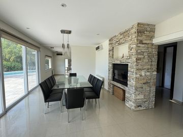 CASA EN VENTA DE 5 AMBIENTES A LA LAGUNA CANTON NORTE