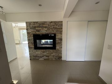CASA EN VENTA DE 5 AMBIENTES A LA LAGUNA CANTON NORTE