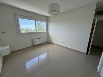 CASA EN VENTA DE 5 AMBIENTES A LA LAGUNA CANTON NORTE