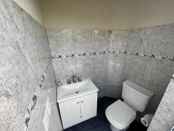 CASA EN VENTA DE 5 AMBIENTES A LA LAGUNA CANTON NORTE