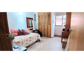 Amplio y remodelado Venta apartamento en El Poblado, sector Oviedo