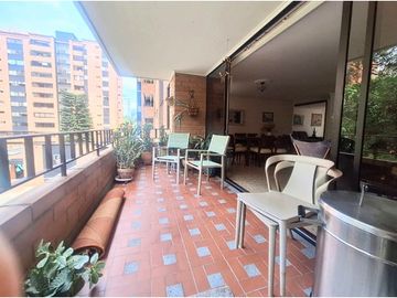 Amplio y remodelado Venta apartamento en El Poblado, sector Oviedo