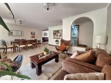 Amplio y remodelado Venta apartamento en El Poblado, sector Oviedo