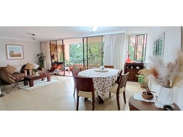 Amplio y remodelado Venta apartamento en El Poblado, sector Oviedo