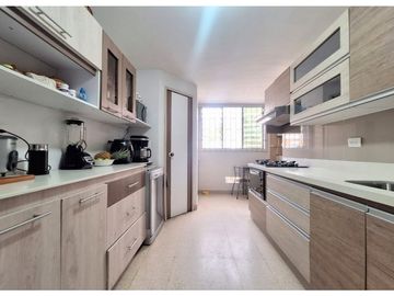 Amplio y remodelado Venta apartamento en El Poblado, sector Oviedo