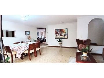Amplio y remodelado Venta apartamento en El Poblado, sector Oviedo