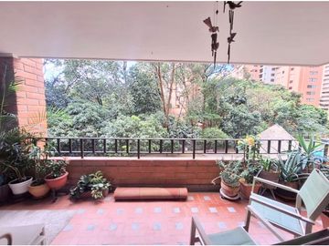 Amplio y remodelado Venta apartamento en El Poblado, sector Oviedo