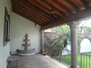 CASA EN RENTA Y VENTA EN CUERNAVACA, ALBERCA, VIGILANCIA, CERCA DEL ACCESO A AUTOPISTA