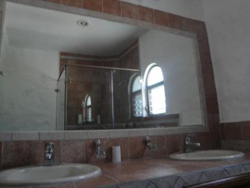 CASA EN RENTA Y VENTA EN CUERNAVACA, ALBERCA, VIGILANCIA, CERCA DEL ACCESO A AUTOPISTA