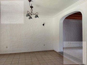 CASA EN RENTA Y VENTA EN CUERNAVACA, ALBERCA, VIGILANCIA, CERCA DEL ACCESO A AUTOPISTA