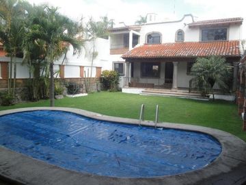 CASA EN RENTA Y VENTA EN CUERNAVACA, ALBERCA, VIGILANCIA, CERCA DEL ACCESO A AUTOPISTA