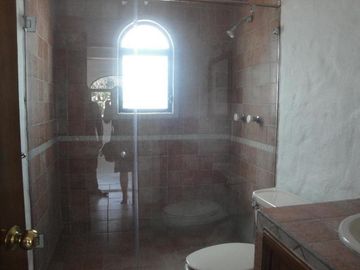 CASA EN RENTA Y VENTA EN CUERNAVACA, ALBERCA, VIGILANCIA, CERCA DEL ACCESO A AUTOPISTA