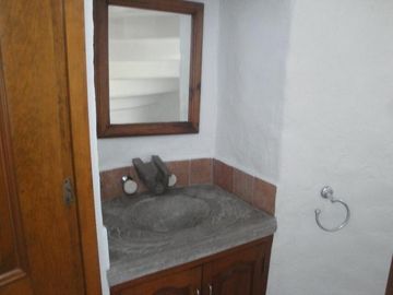 CASA EN RENTA Y VENTA EN CUERNAVACA, ALBERCA, VIGILANCIA, CERCA DEL ACCESO A AUTOPISTA