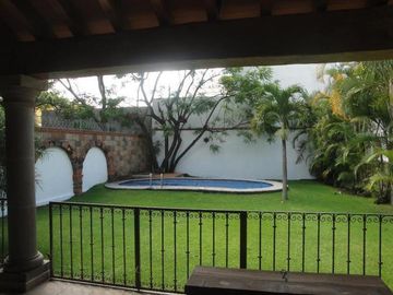 CASA EN RENTA Y VENTA EN CUERNAVACA, ALBERCA, VIGILANCIA, CERCA DEL ACCESO A AUTOPISTA
