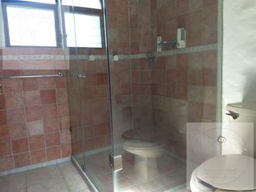 CASA EN RENTA Y VENTA EN CUERNAVACA, ALBERCA, VIGILANCIA, CERCA DEL ACCESO A AUTOPISTA