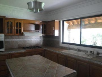 CASA EN RENTA Y VENTA EN CUERNAVACA, ALBERCA, VIGILANCIA, CERCA DEL ACCESO A AUTOPISTA