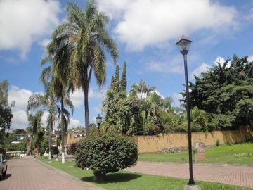 CASA EN RENTA Y VENTA EN CUERNAVACA, ALBERCA, VIGILANCIA, CERCA DEL ACCESO A AUTOPISTA
