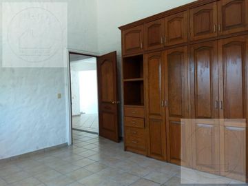 CASA EN RENTA Y VENTA EN CUERNAVACA, ALBERCA, VIGILANCIA, CERCA DEL ACCESO A AUTOPISTA