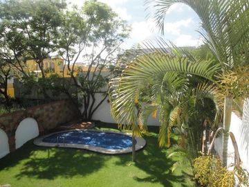 CASA EN RENTA Y VENTA EN CUERNAVACA, ALBERCA, VIGILANCIA, CERCA DEL ACCESO A AUTOPISTA