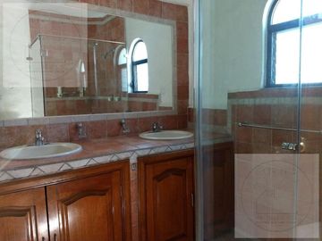 CASA EN RENTA Y VENTA EN CUERNAVACA, ALBERCA, VIGILANCIA, CERCA DEL ACCESO A AUTOPISTA