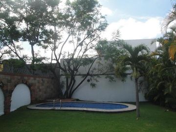 CASA EN RENTA Y VENTA EN CUERNAVACA, ALBERCA, VIGILANCIA, CERCA DEL ACCESO A AUTOPISTA