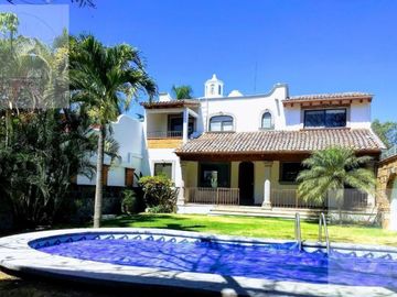 CASA EN RENTA Y VENTA EN CUERNAVACA, ALBERCA, VIGILANCIA, CERCA DEL ACCESO A AUTOPISTA