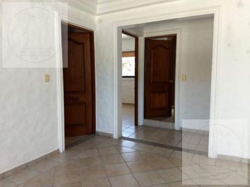 CASA EN RENTA Y VENTA EN CUERNAVACA, ALBERCA, VIGILANCIA, CERCA DEL ACCESO A AUTOPISTA