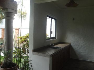 CASA EN RENTA Y VENTA EN CUERNAVACA, ALBERCA, VIGILANCIA, CERCA DEL ACCESO A AUTOPISTA