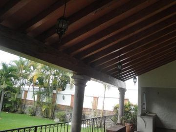 CASA EN RENTA Y VENTA EN CUERNAVACA, ALBERCA, VIGILANCIA, CERCA DEL ACCESO A AUTOPISTA
