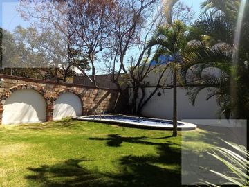 CASA EN RENTA Y VENTA EN CUERNAVACA, ALBERCA, VIGILANCIA, CERCA DEL ACCESO A AUTOPISTA