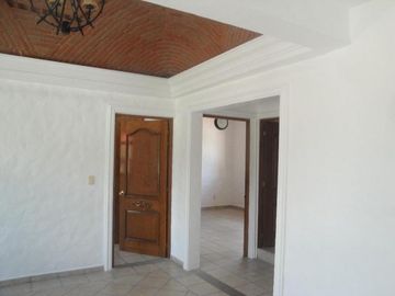 CASA EN RENTA Y VENTA EN CUERNAVACA, ALBERCA, VIGILANCIA, CERCA DEL ACCESO A AUTOPISTA