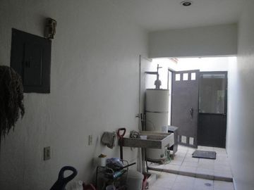 CASA EN RENTA Y VENTA EN CUERNAVACA, ALBERCA, VIGILANCIA, CERCA DEL ACCESO A AUTOPISTA