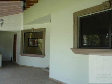 CASA EN RENTA Y VENTA EN CUERNAVACA, ALBERCA, VIGILANCIA, CERCA DEL ACCESO A AUTOPISTA