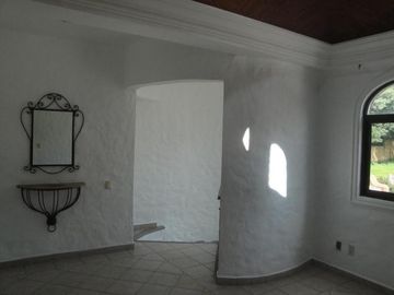 CASA EN RENTA Y VENTA EN CUERNAVACA, ALBERCA, VIGILANCIA, CERCA DEL ACCESO A AUTOPISTA
