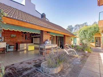 CASA EN VENTA HURLINGHAM - APTO CREDITO - PERMUTA
