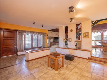 CASA EN VENTA HURLINGHAM - APTO CREDITO - PERMUTA