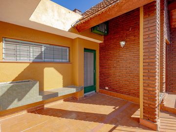 CASA EN VENTA HURLINGHAM - APTO CREDITO - PERMUTA
