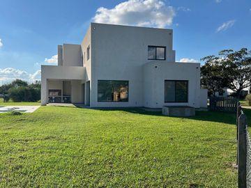 Casa a estrenar en venta en barrio cerrado San Matias - Escobar