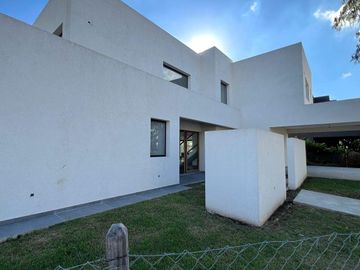Casa a estrenar en venta en barrio cerrado San Matias - Escobar