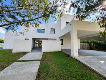Casa a estrenar en venta en barrio cerrado San Matias - Escobar