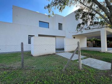 Casa a estrenar en venta en barrio cerrado San Matias - Escobar