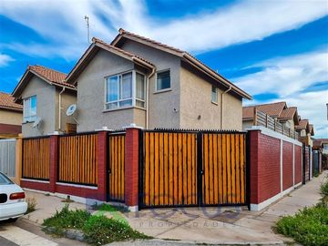 Casa en Venta en A pasos de a cuatro poniente con alfredo silva carvallo