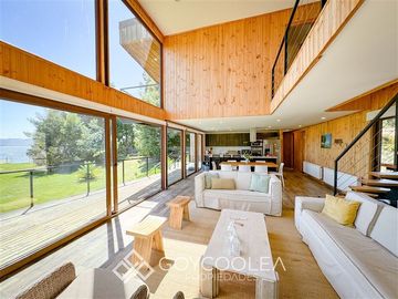 Casa en Venta en Moderna Orilla Lago El Estero